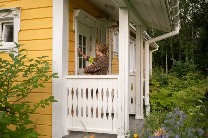 Peak Season, Lower Bill: The Real Math Behind Booking a Homestay When Everyone Else Is Paying Resort Prices