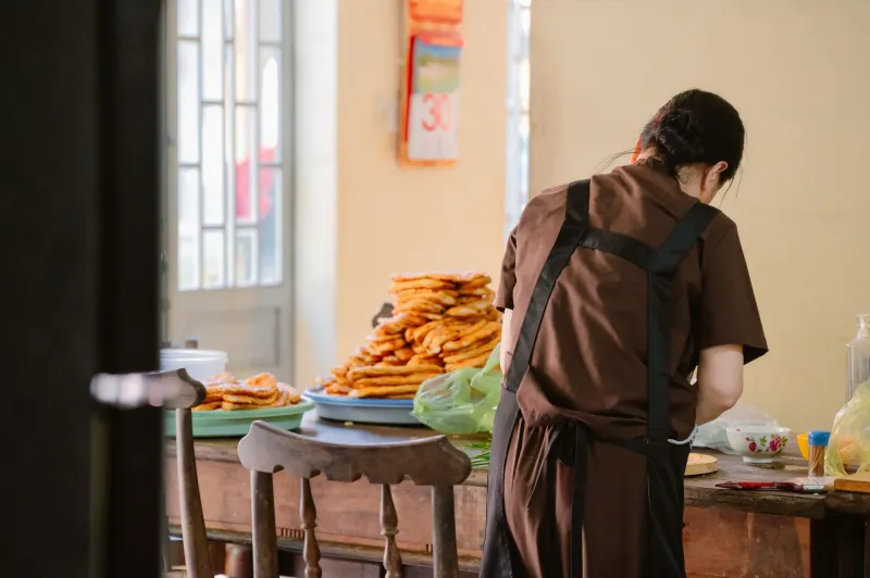 That 'Free' Breakfast Isn't Free: The Real Arithmetic of What Your Homestay Host Is Actually Giving You